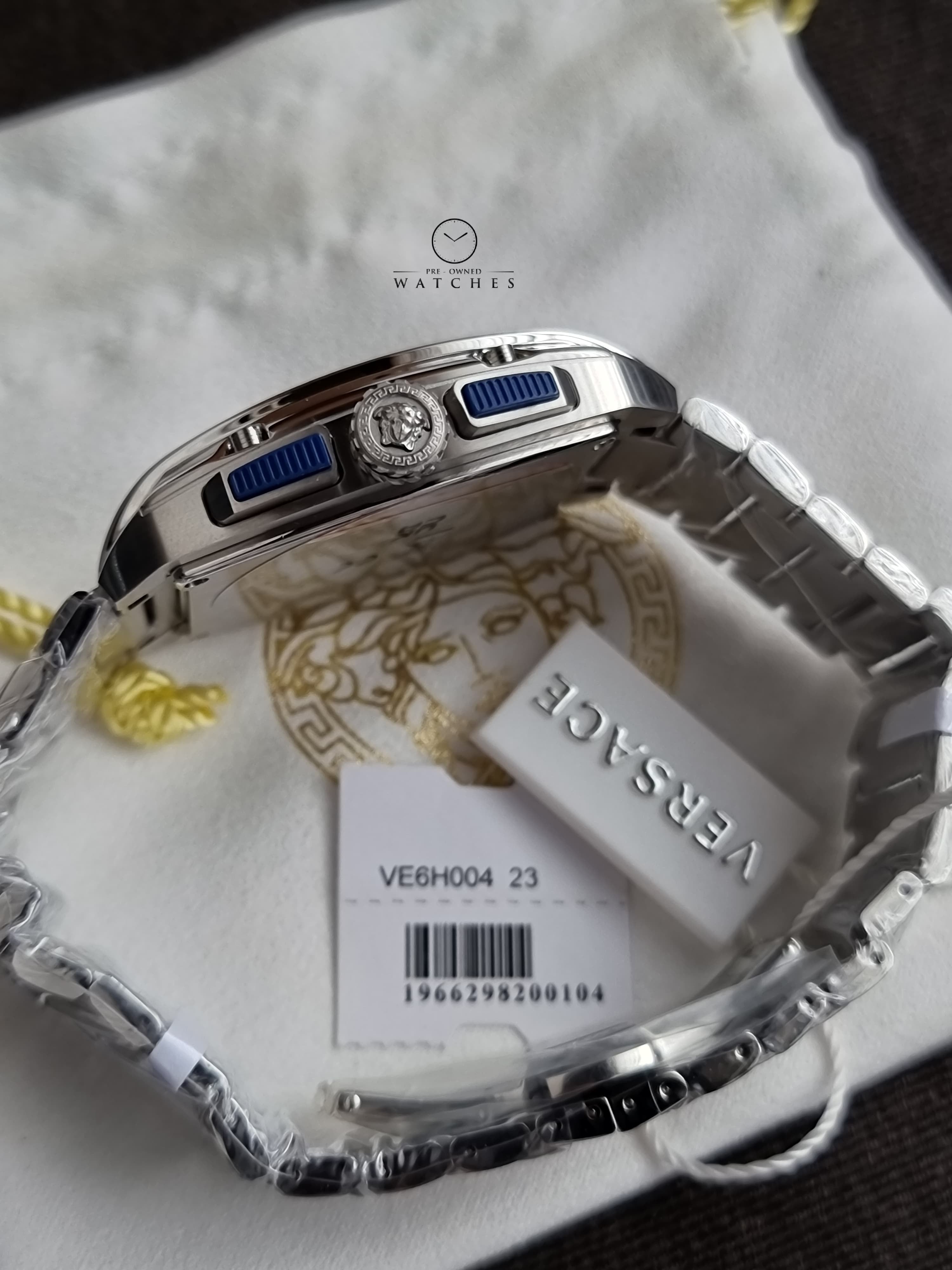 Versace Men’s Quartz Swiss Made Silver Stainless Steel Blue Dial 42mm Watch VE6H00423