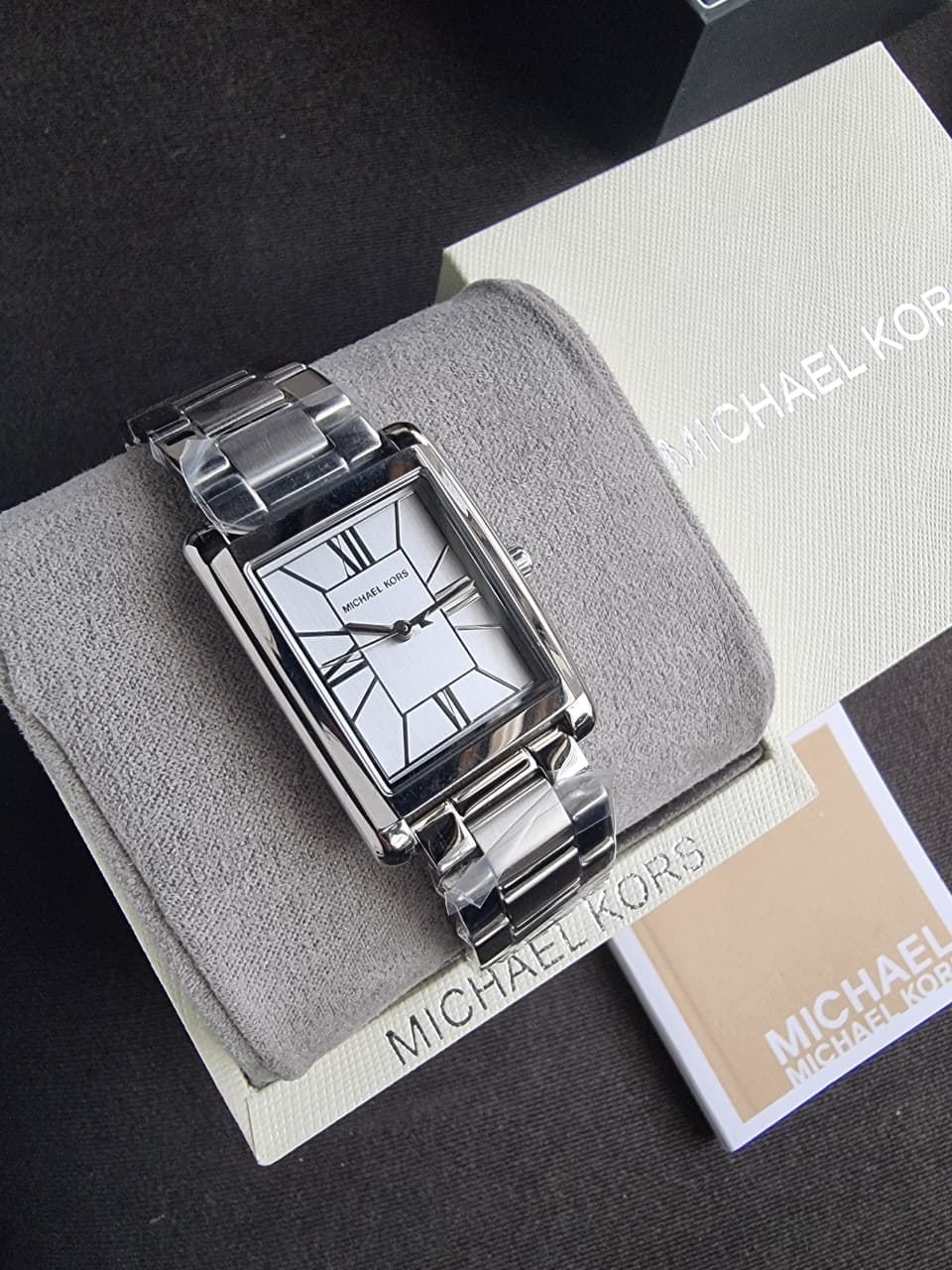Michael Kors Essex Silver Quartz Stainless Steel Watch MK4906
(Without Tag)