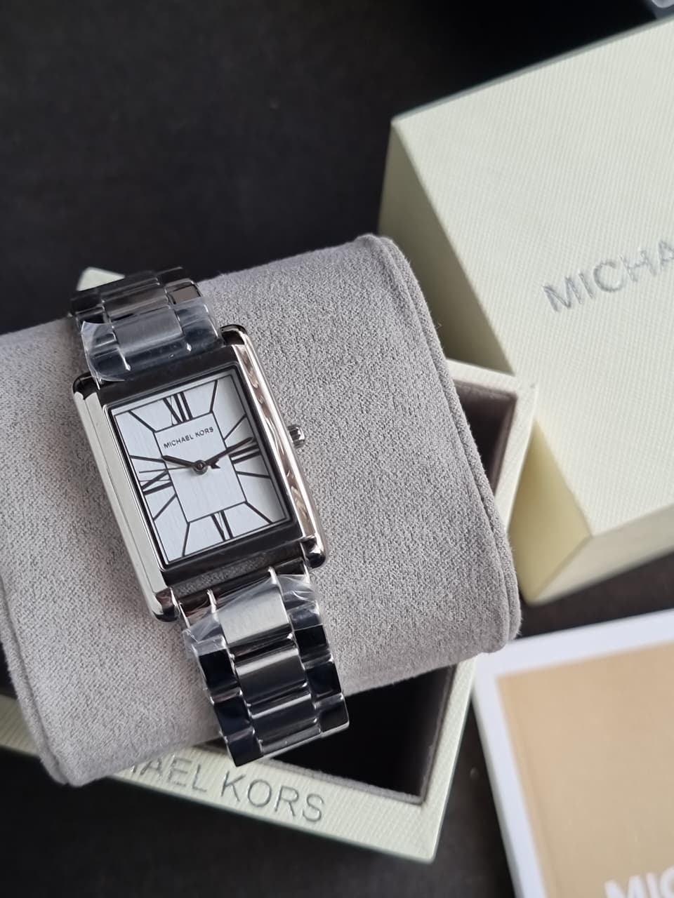 Michael Kors Essex Silver Quartz Stainless Steel Watch MK4906
(Without Tag)