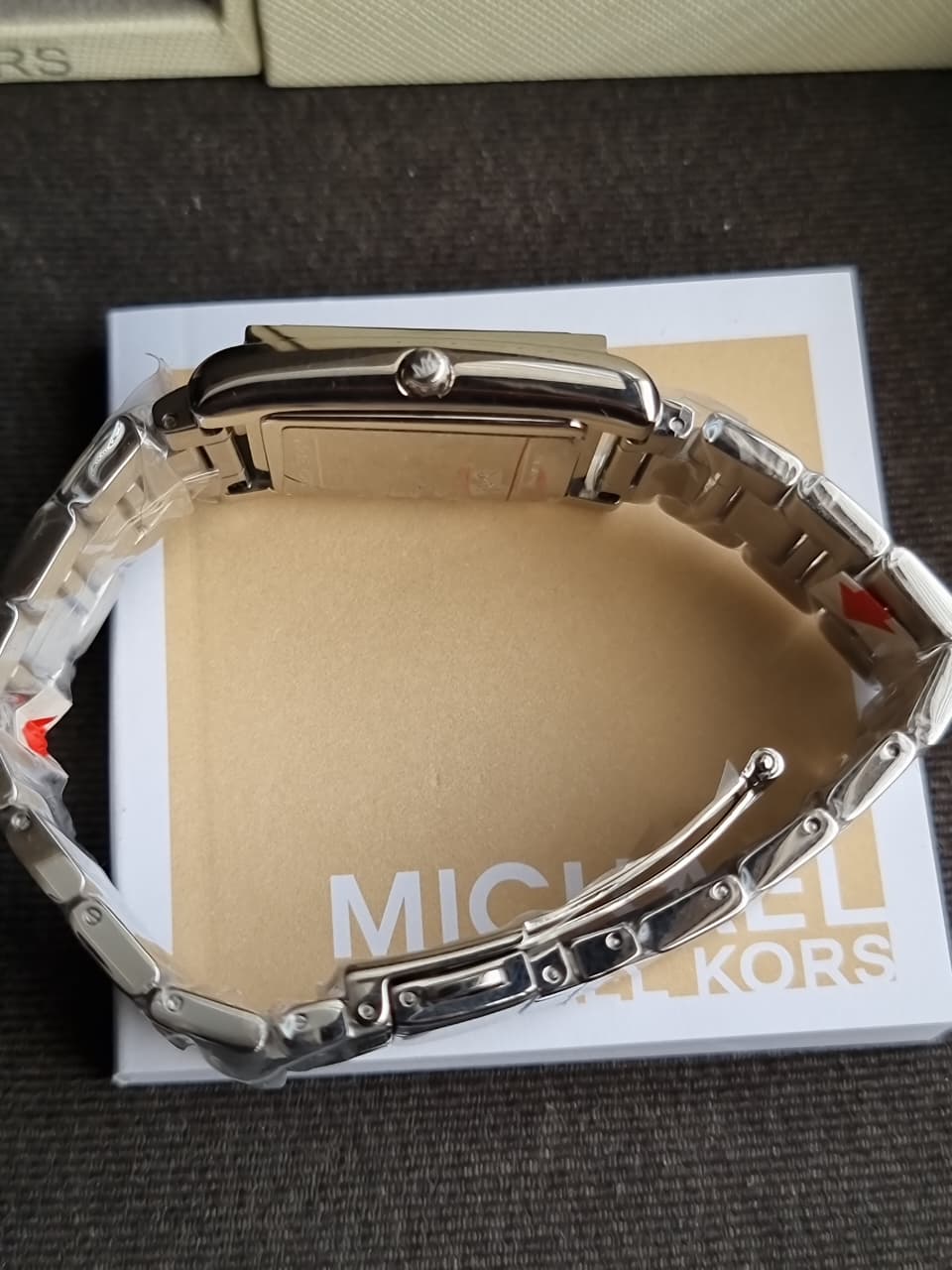 Michael Kors Essex Silver Quartz Stainless Steel Watch MK4906
(Without Tag)