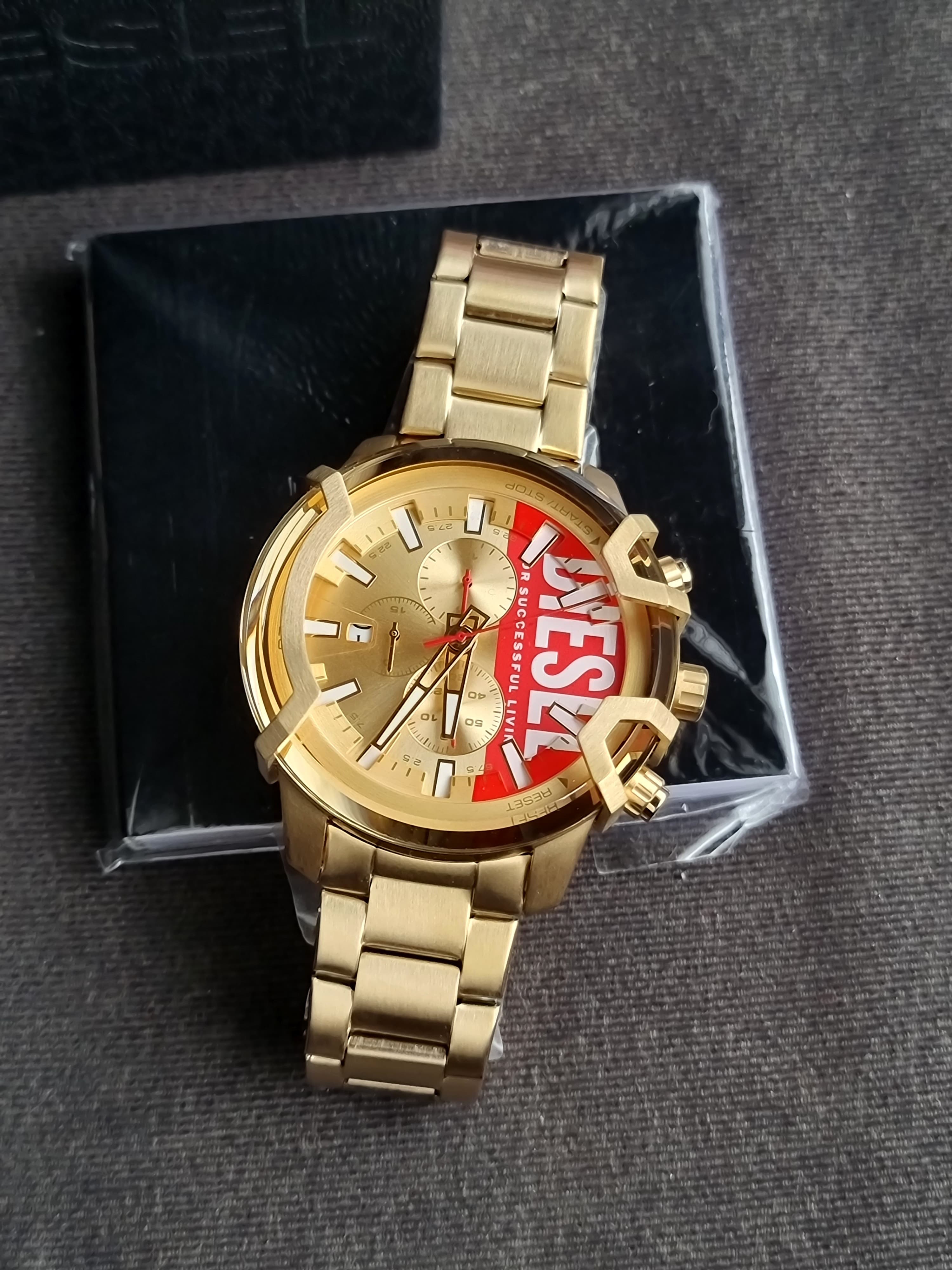 Diesel
Griffed Chronograph Quartz Gold Dial Men's Watch
DZ4595