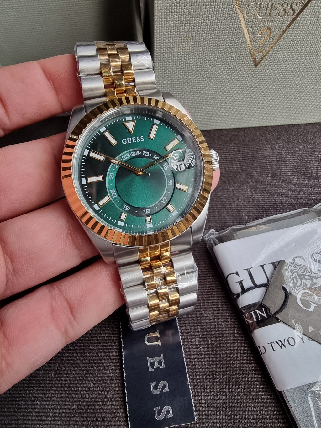 GUESS Green Round Dial 42mm Analog Quartz Men's Watch - GW0977G4