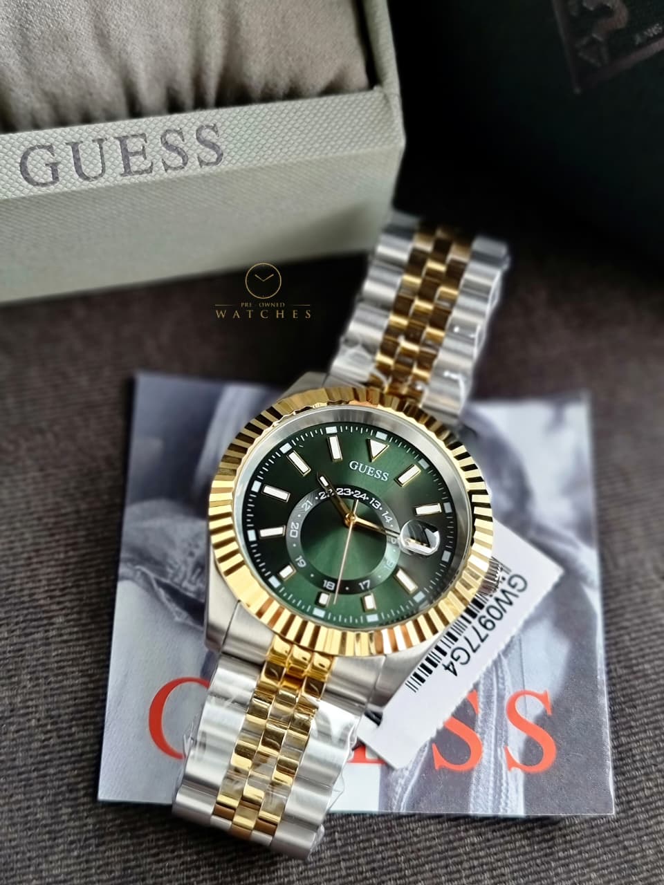 GUESS Green Round Dial 42mm Analog Quartz Men's Watch - GW0977G4