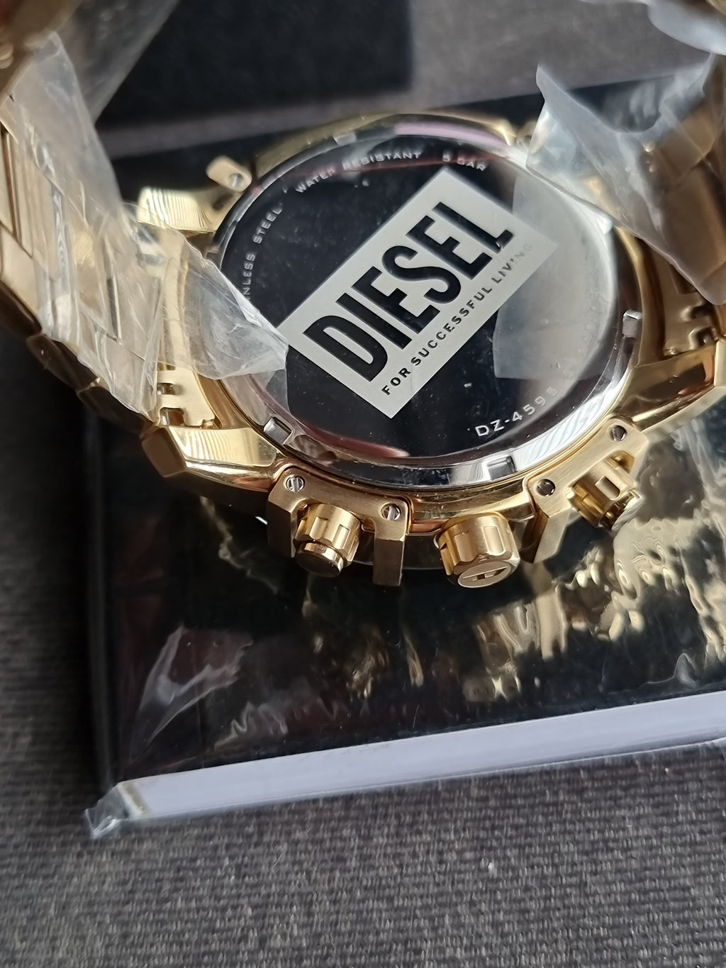 Diesel
Griffed Chronograph Quartz Gold Dial Men's Watch
DZ4595