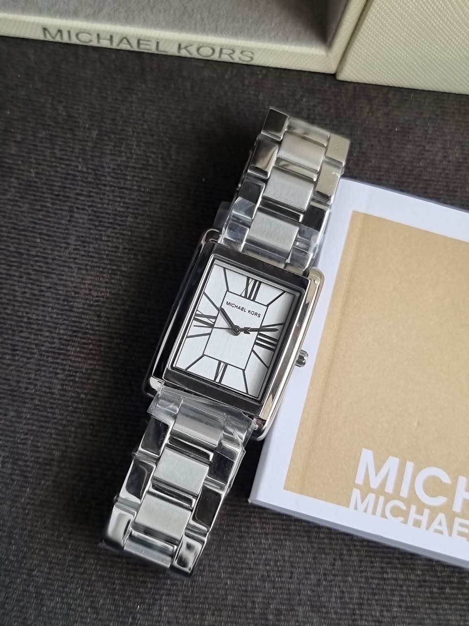 Michael Kors Essex Silver Quartz Stainless Steel Watch MK4906
(Without Tag)