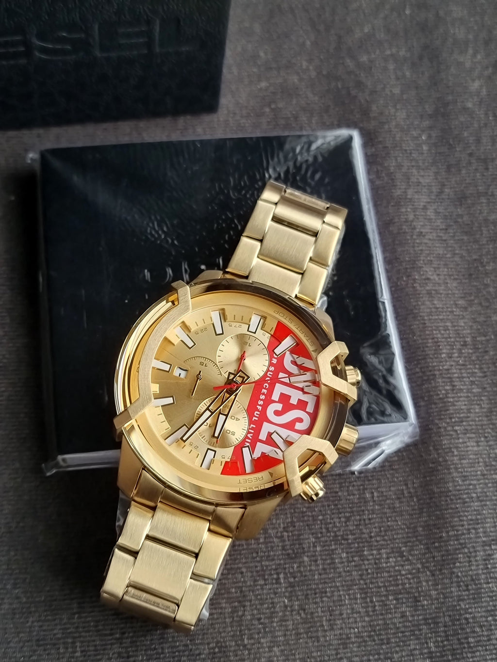 Diesel
Griffed Chronograph Quartz Gold Dial Men's Watch
DZ4595